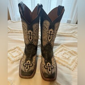 Women’s/teen Coral cowgirl boots size 4.5 kids.